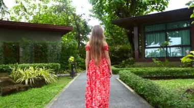 Modern Tropikal Tatil Köyünde Kırmızı Giysili Çıplak Ayaklı Gezgin Kadın