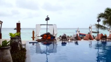 Tropikal tatil köyünde deniz manzaralı sonsuzluk havuzu. Lüks Yaz Tatili Seyahati