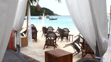 Masası ve katlanır sandalyesi olan Boş Plaj Restoranı Tropikal Tatil Köyü ya da Otel