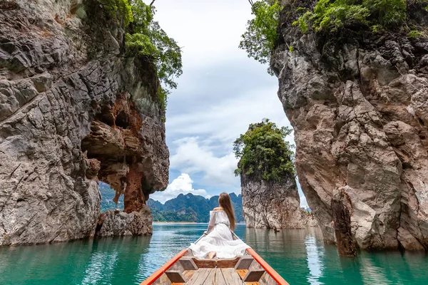 Travel Woman Sitting on Boat near Famous Three rocks in Khao Sok Park, Tailândia — Fotografia de Stock