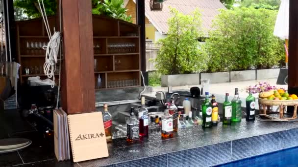 Ассортимент алкогольных напитков вблизи открытого бассейна в отеле в Таиланде — стоковое видео