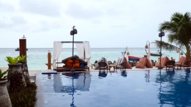 Tropikal tatil köyünde deniz manzaralı sonsuzluk havuzu. Lüks Yaz Tatili Seyahati