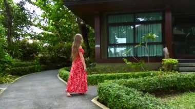 Modern Tropikal Tatil Köyünde Kırmızı Giysili Çıplak Ayaklı Gezgin Kadın