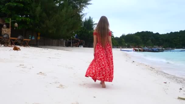 Happy Travel Woman Wandelen op blote voeten op Sandy Beach in de buurt van mooie blauwe zee — Stockvideo