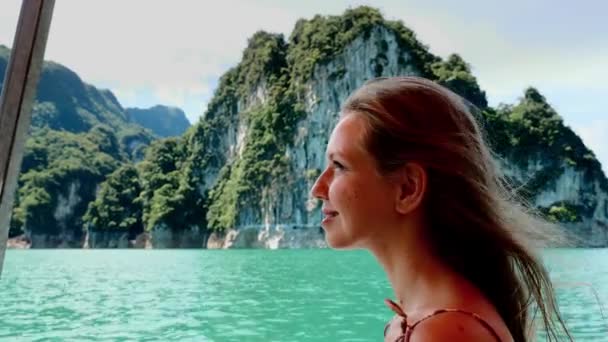Tourist Woman Sitting on Boat and Enjoy on Ταξίδια στη λίμνη με βουνό — Αρχείο Βίντεο