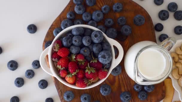 Жінка вручну служить здоровому ранковому сніданку Чорна ягода (полуниця) — стокове відео