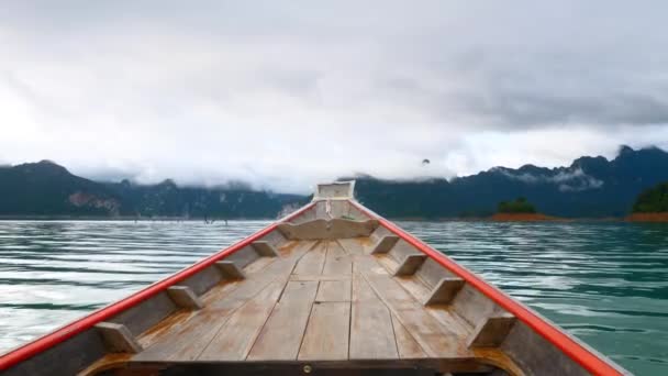 Morning Lake com Montanhas de Calcário em Névoa com Céu Florestal e Nuvem — Vídeo de Stock