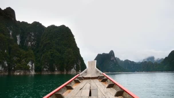 Lake Tour on Traditional Wooden Thai Longtail Boat Sailing with Limestone Cliffs — Stok Video