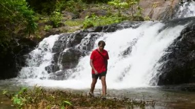 Gezgin Adam Güzel Tropik Şelale Şelalesinin Doğasını Keşfediyor, Eğleniyor