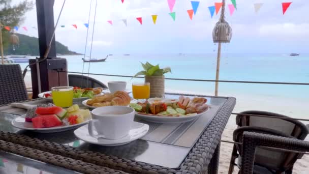 Table avec luxe magnifique petit déjeuner nourriture, café, jus de fruits avec vue sur la mer tropicale — Video