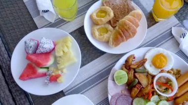 Lüks Otel 'de İki Kişilik Kahvaltı ve Açık Masa Manzarası