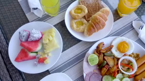 Vue du dessus de la table de service extérieure avec petit déjeuner pour deux dans l'hôtel de luxe — Video