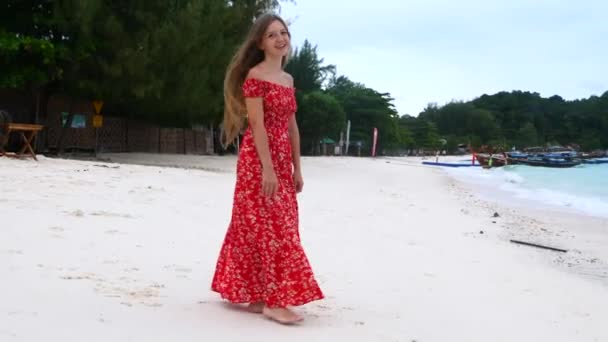 Mujer de viaje feliz caminando descalza en la playa de arena cerca del hermoso mar azul — Vídeos de Stock