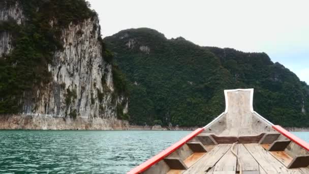 Viagem em Barco de madeira no Lago Turquesa com penhascos de calcário e Floresta Verde — Vídeo de Stock