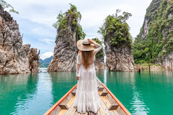 Молодая туристка в шляпе на яхте Longtail Exploring Turquoise Cheow Lan Lake — стоковое фото