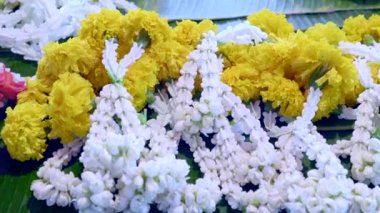 Geleneksel Doğu Asya Budist Sunumu Beyaz ve Sarı Çiçeklerle Yapıldı