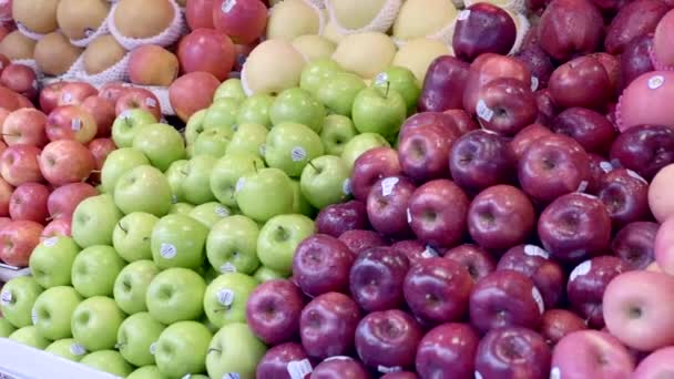 Maçãs frescas coloridas de várias variedades estão em exposição no mercado de rua — Vídeo de Stock