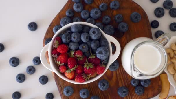 Mano de la madre mujer que sirve un desayuno saludable por la mañana Arándano, Tazón de fresas — Vídeos de Stock