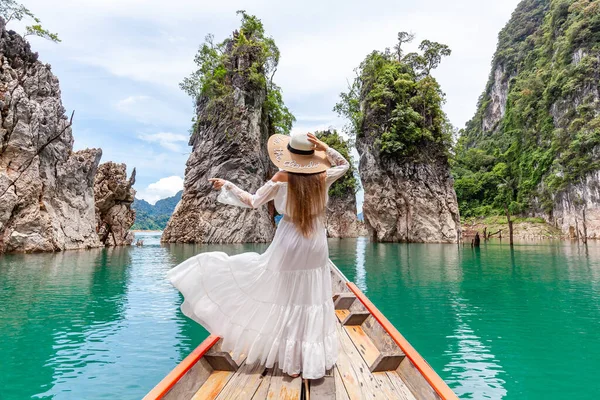Fiatal Nő Turista Kalap a Hosszúfarkú Csónak Felfedezés Turquoise Cheow Lan Lake — Stock Fotó