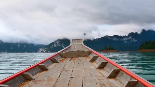 Blick vom traditionellen thailändischen Langschwanzboot auf Nebelberge mit Wald — Stockvideo