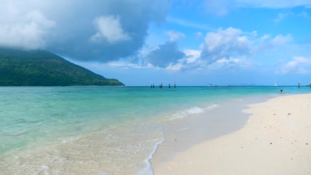 Vacaciones en el hermoso mar azul y la costa con arena blanca en la isla tropical — Vídeo de stock