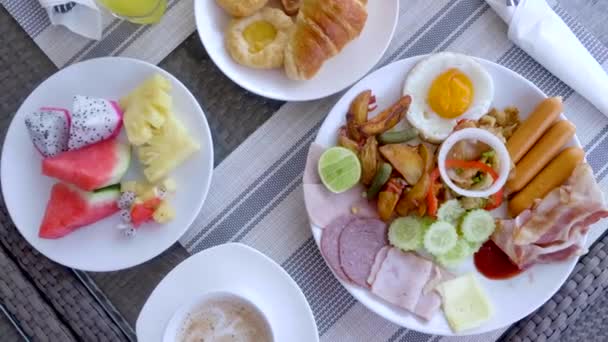 Top pohled na venkovní servírovaný stůl se snídaní pro dva v luxusním hotelu — Stock video