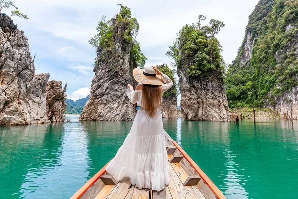 Jonge vrouwelijke toerist in Hoed op Longtail Boat Het verkennen van Turquoise Cheow Lan Lake — Stockfoto