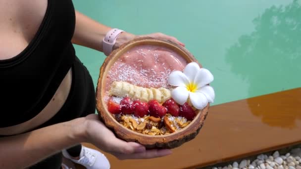 健康饮食早餐与滑，格拉诺拉，新鲜水果和浆果 — 图库视频影像
