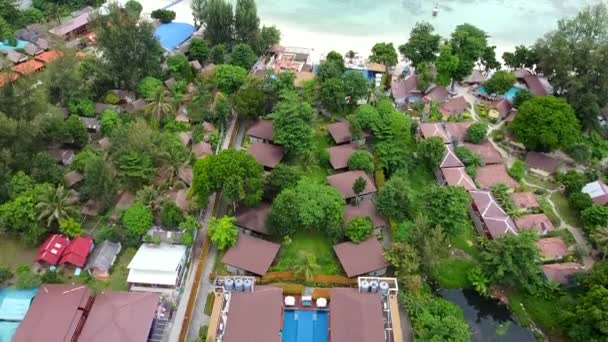Vista superior del Tropical Hotel Resort en la playa con palmeras verdes y agua cristalina — Vídeos de Stock