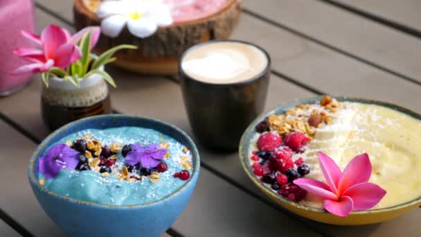 Vegan Raw Café da manhã com Smoothie Bowls, Frutas e Bagas Frescas, Granola — Vídeo de Stock