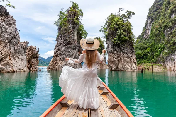 Nő a hajón közelében híres Guilin sziklák Khao Sok Nemzeti Park Thaiföldön — Stock Fotó