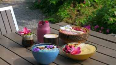Smoothie Bowl, Fresh Fruits ve Berries, Granola ile Vegan Çiğ Kahvaltısı