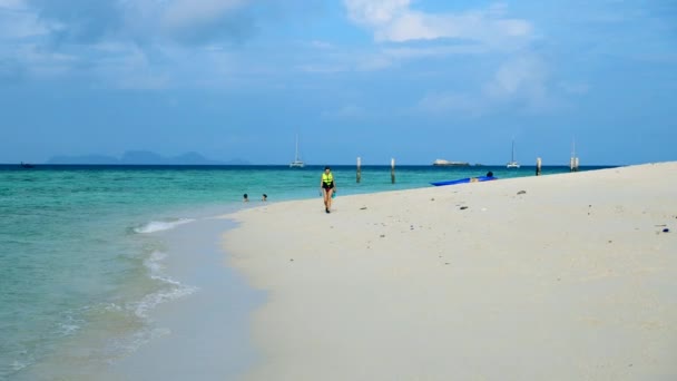 Kobieta w kamizelce ratunkowej Walking on Sea with White Beach with Snorkeling Mask — Wideo stockowe