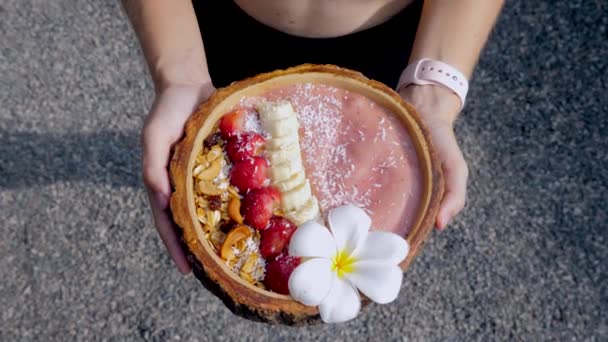 Sport Femme tenant petit déjeuner açai bol avec de la nourriture crue végétalienne — Video