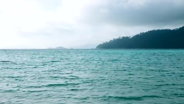 Relájese en la hermosa costa del mar en la isla en el soleado día de verano — Vídeo de stock