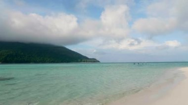 Kristal berrak deniz suyu ile Tropik sahilde beyaz kum