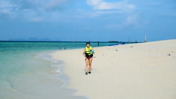 Viaje Mujer en vacaciones en la playa Ir de Snorkeling Natación en el Océano Tropical — Vídeo de stock