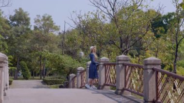 Gülümseyen kadın tatilde Nehrin Üzerinde Kalıyor ve Rahatlıyor