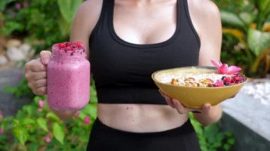 Sağlıklı Diyet Meyve Smoothie Bowl ile Yulaf ezmeli Spor Kadını 'nın yakın çekimi