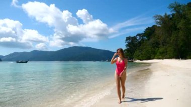 Seyahat Kadını Tayland 'da Turkuvaz Suyu ile Deniz Kıyısı Sahilinde Dinlen