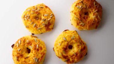 Badem zemininden ve ayçiçeği tohumlarından ev yapımı taze Keto Bagel.