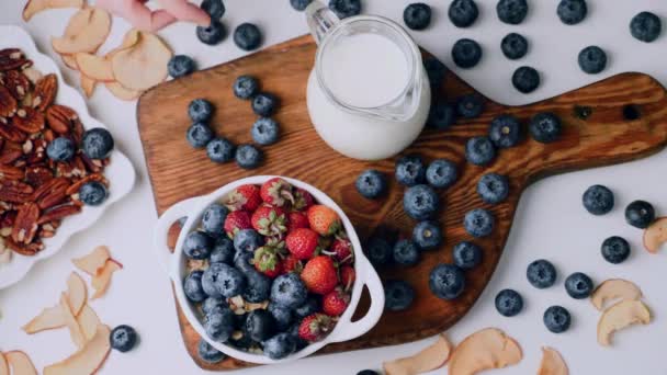 Kadın El Yapımı Böğürtlen Kalbi, Granola ile Kupa, Yabanmersini, Çilek — Stok video