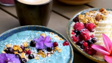 Çiğ Gıda Manzarası Taze Meyveli Acai Smoothie, Granola