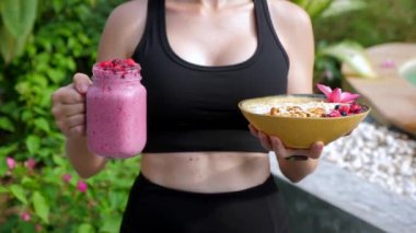 Sağlıklı Diyet Meyve Smoothie Bowl ile Yulaf ezmeli Spor Kadını 'nın yakın çekimi