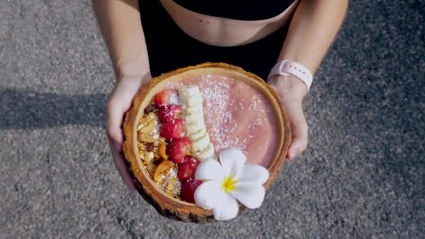 Sport kobieta gospodarstwa i obrotu śniadanie Acai Bowl z Weganie Raw Food — Wideo stockowe