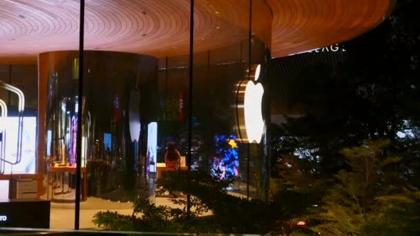 Glowing Apple Store Logo on Glass Modern Building in Evening Modern Metropolis — 비디오