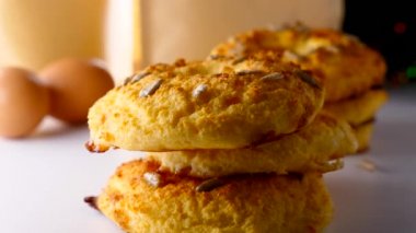Beyaz Masadaki Ev Yapımı Keto Çörekleri Arka planda Yumurtalar, Sağlıklı Paleo Yemekleri