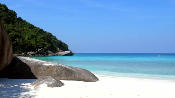 Vista panoramica sulla spiaggia con acqua limpida del mare turchese nella calda giornata estiva — Video Stock