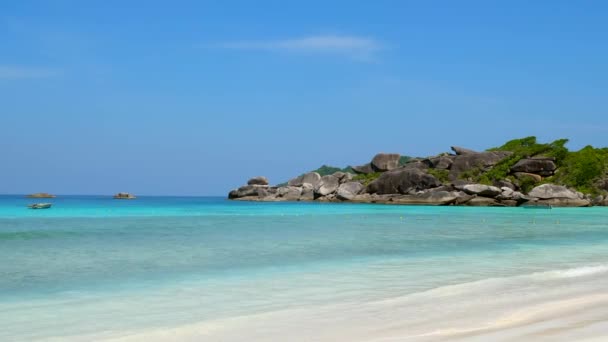 Vista panoramica sulla spiaggia con acqua limpida del mare turchese nella calda giornata estiva — Video Stock