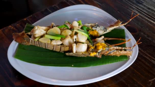 Прекрасний ресторанчик з Lobster Plate on Table and Walking Waiter — стокове відео